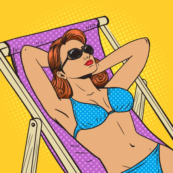 Mujer tomando el sol en la playa pop vector de arte — Vector de stock