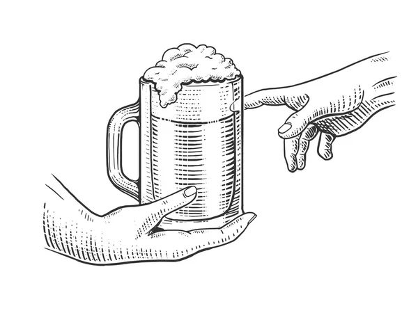 Manos con taza de cerveza grabado estilo vector — Vector de stock