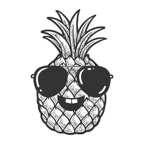 Ananas in zonnebril schets graveren vector illustratie. T-shirt kleding print ontwerp. Krasplank imitatie. Zwart en wit met de hand getekend afbeelding. — Stockvector