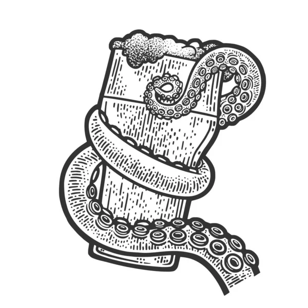 Tentacule de pieuvre contenant un verre de bière croquis gravure vectorielle illustration. T-shirt imprimé design. Imitation de carte à gratter. Image dessinée à la main noir et blanc. — Image vectorielle