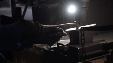 Bıçağı damgalayan bir zanaatkar.