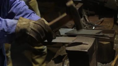 bir fabrikada çalışan adam