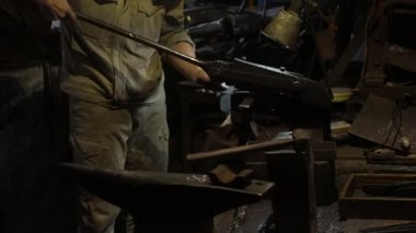 Bir zanaatkar, kumaşı bıçak şeklinde kesmek için el makasıyla keser.