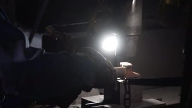 Isıtılan maddeleri şekillendiren bir zanaatkar.