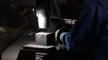 Isıtılan maddeleri şekillendiren bir zanaatkar.