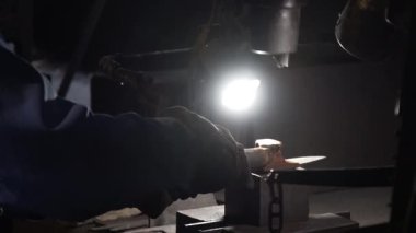 Isıtılan maddeleri şekillendiren bir zanaatkar.