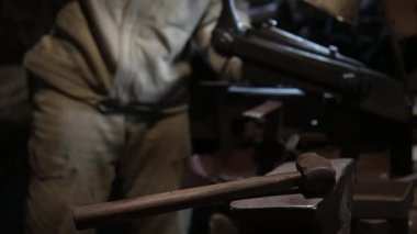 bir fabrikada çalışan adam