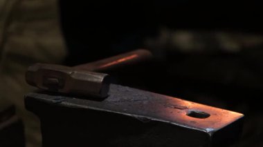 Isıtılmış malzemeleri çekiçle şekillendiren bir zanaatkar..