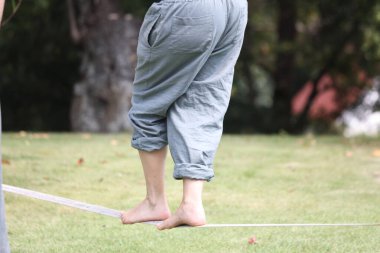 Eğilmekten zevk alan bir kadın görüntüsü