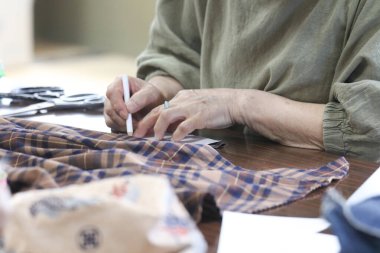 Kadın şapka yapıyor.