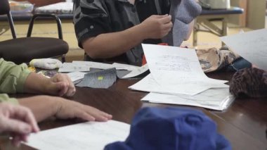 Kadın şapka yapıyor.