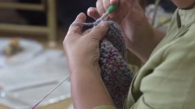 Örgü ören bir kadın resmi