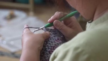 Örgü ören bir kadın resmi