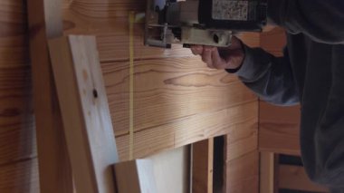 Duvarı dairesel testereyle kesen adam.