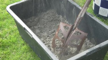 Betonu karıştıran bir kadın resmi