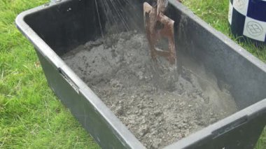 Betonu karıştıran bir kadın resmi