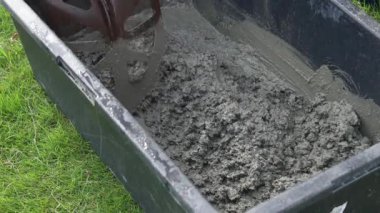 Betonu karıştıran bir kadın resmi