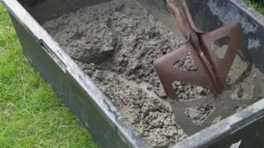 Betonu karıştıran bir kadın resmi