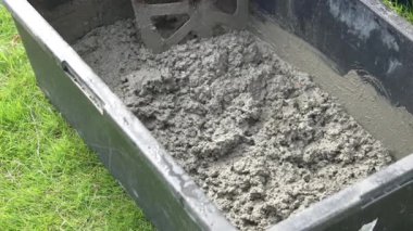 Betonu karıştıran bir kadın resmi