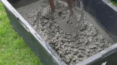 Betonu karıştıran bir kadın resmi