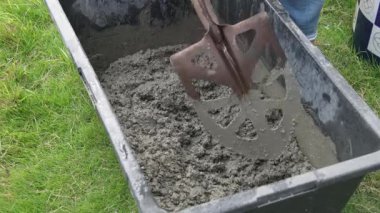 Betonu karıştıran bir kadın resmi