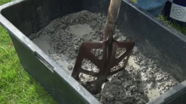 Betonu karıştıran bir kadın resmi