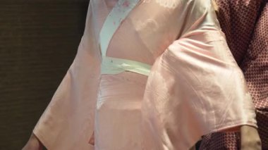 Kimono giyen bir adam.