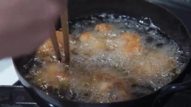 Kızarmış tavuğun nasıl kızartılacağının resmi