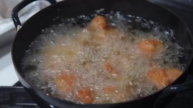 Kızarmış tavuğun nasıl kızartılacağının resmi