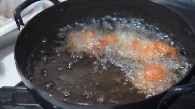 Kızarmış tavuğun nasıl kızartılacağının resmi