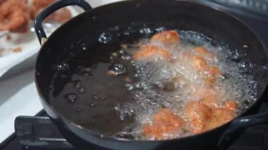 Kızarmış tavuğun nasıl kızartılacağının resmi