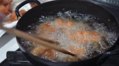 Kızarmış tavuğun nasıl kızartılacağının resmi