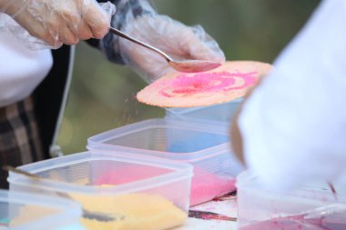 Grafiti pirinç krakerlerinin tadını çıkarıyorum.