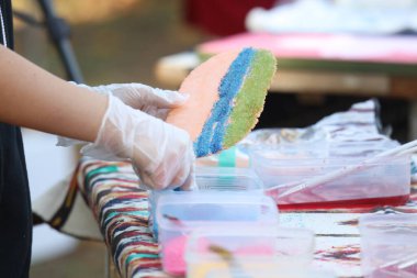 Grafiti pirinç krakerlerinin tadını çıkarıyorum.