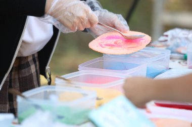 Grafiti pirinç krakerlerinin tadını çıkarıyorum.