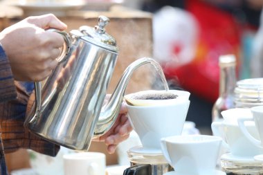 Kahve yapan bir adamın resmi.