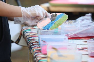 Grafiti pirinç krakerlerinin tadını çıkarıyorum.