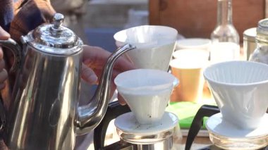 Kahve yapan bir adamın resmi.