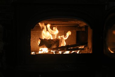 Odun sobası kullanarak.