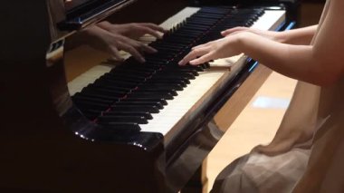 Piyano çalan kadın