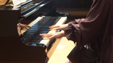 Piyano çalan kadın