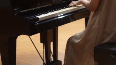 Piyano çalan kadın