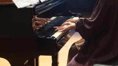 Piyano çalan kadın