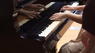 Piyano çalan kadın