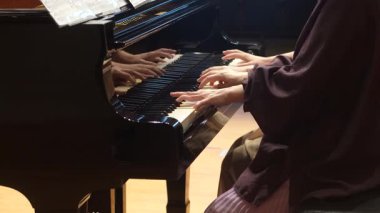 Piyano çalan kadın