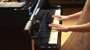 Piyano çalan kadın