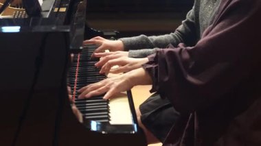 Piyano çalan kadın