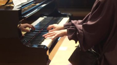 Piyano çalan kadın