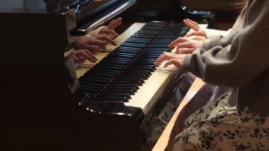 Piyano çalma görüntüsü