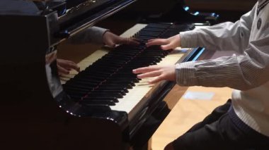 Piyano çalan çocuk.